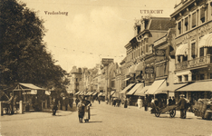 2700 Gezicht op het Vredenburg te Utrecht met rechts de huizen van de noordelijke gevelwand.